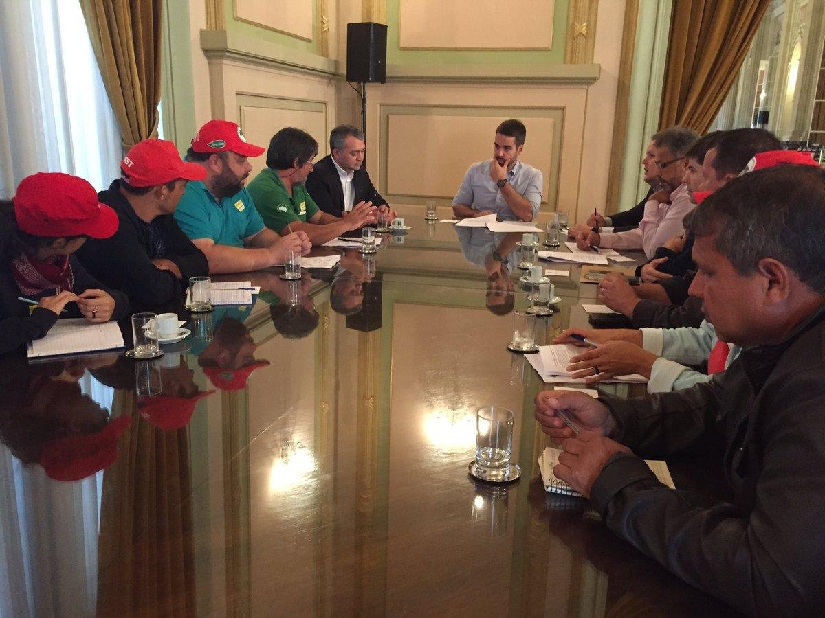 Governador disse que o Estado tem que proporcionar pol&iacute;ticas p&uacute;blicas para as pessoas que vivem nos assentamentos