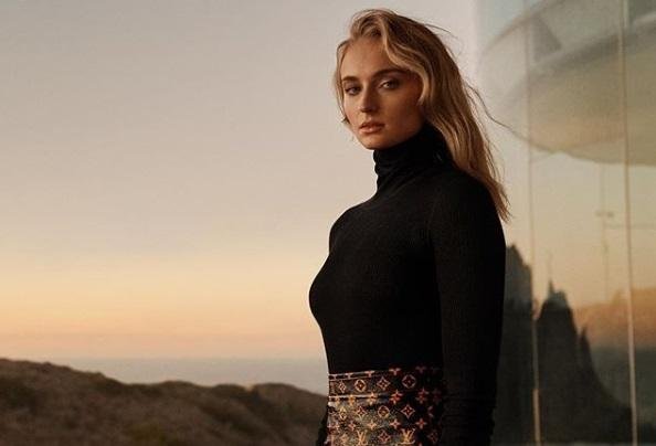 Sophie Turner conversou sobre sua trajet&oacute;ria profissional e sa&uacute;de mental em podcast