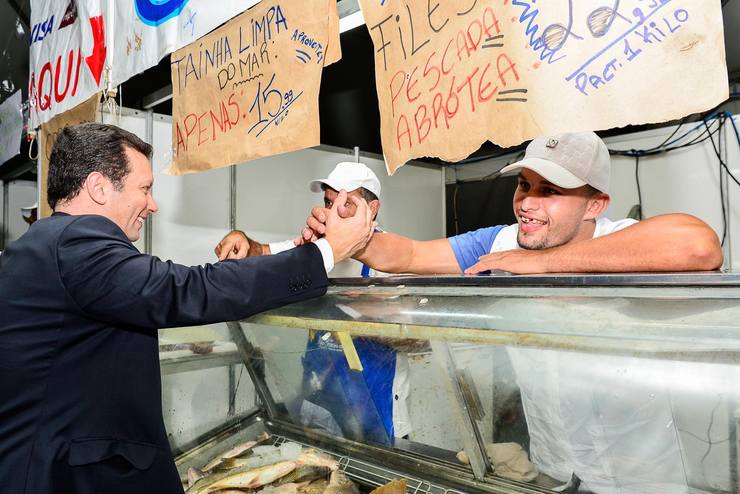 Feira do Largo Gl&ecirc;nio Peres conta com 50 bancas de pescado, quatro de alimenta&ccedil;&atilde;o na hora e uma de peixe vivo