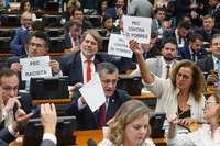 Deputados da oposição levaram cartazes contra a Reforma