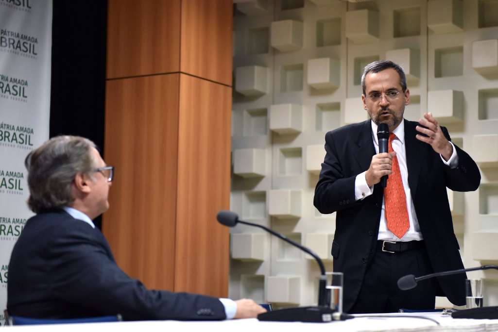 Inten&ccedil;&atilde;o, segundo fontes, &eacute; a de que os cargos que precisam tocar as pol&iacute;ticas de educa&ccedil;&atilde;o fiquem com os "olavistas"