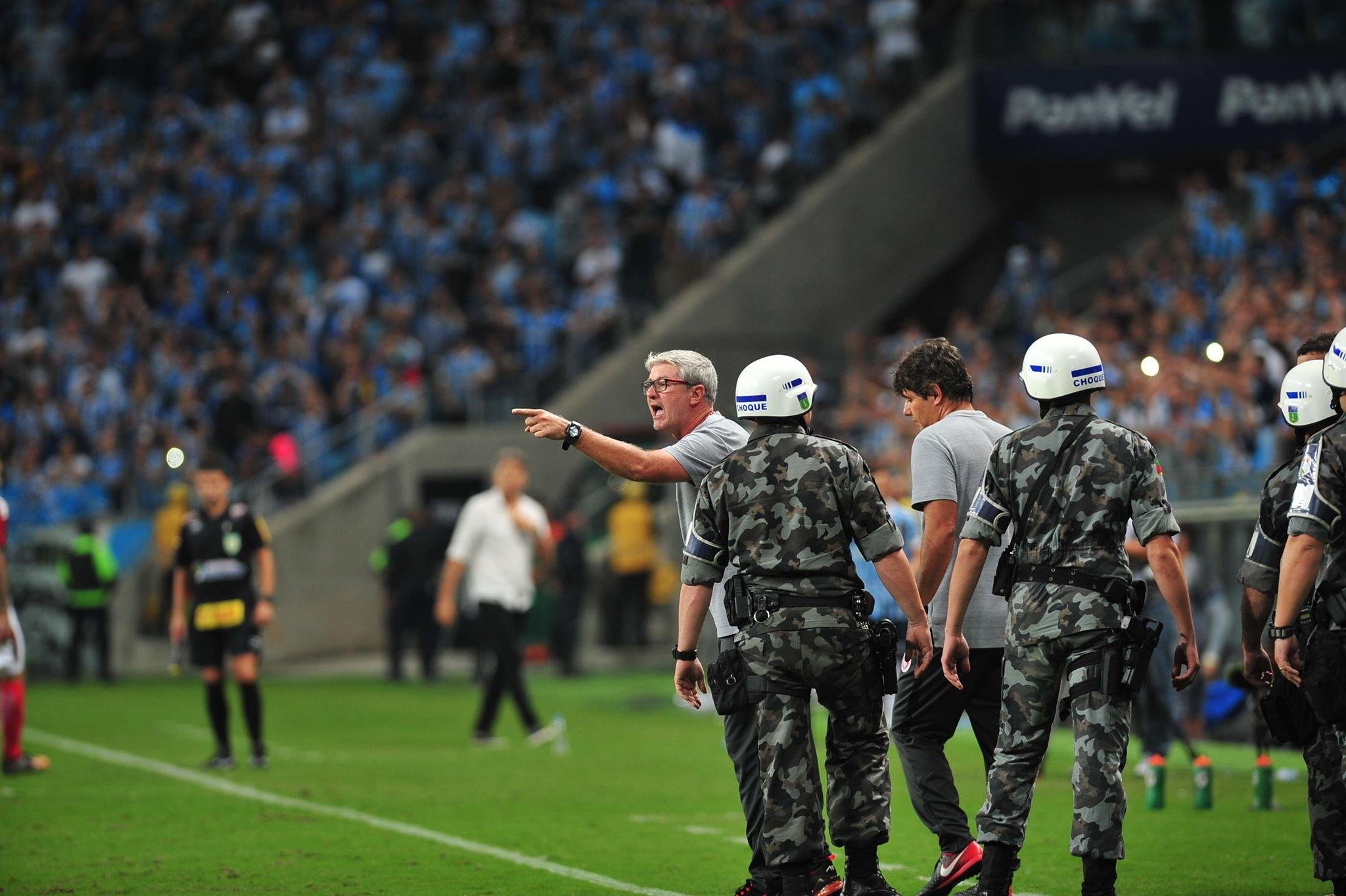 Treinador foi expulso ap&oacute;s p&ecirc;nalti marcado para o Gr&ecirc;mio