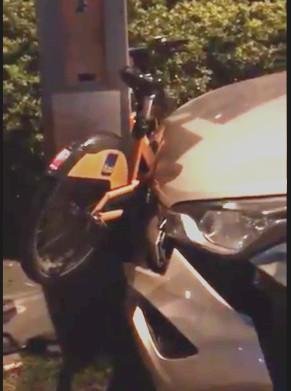 Um dos carros atingiu esta&ccedil;&atilde;o de bicicletas compartilhadas em Porto Alegre