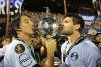 Geromel e Kanemman beijam a taça da Libertadores