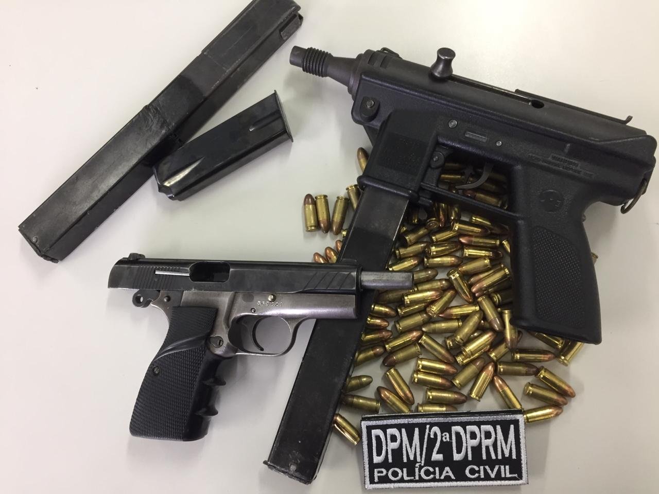 Foragido foi preso com uma submetralhadora autom&aacute;tica, uma pistola, muni&ccedil;&atilde;o e carregadores de 9mm