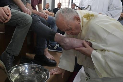 Na tradi&ccedil;&atilde;o crist&atilde;, a Quinta-feira Santa comemora o dia em que Cristo lava os p&eacute;s dos ap&oacute;stolos e estabelece a eucaristia durante a &uacute;ltima ceia