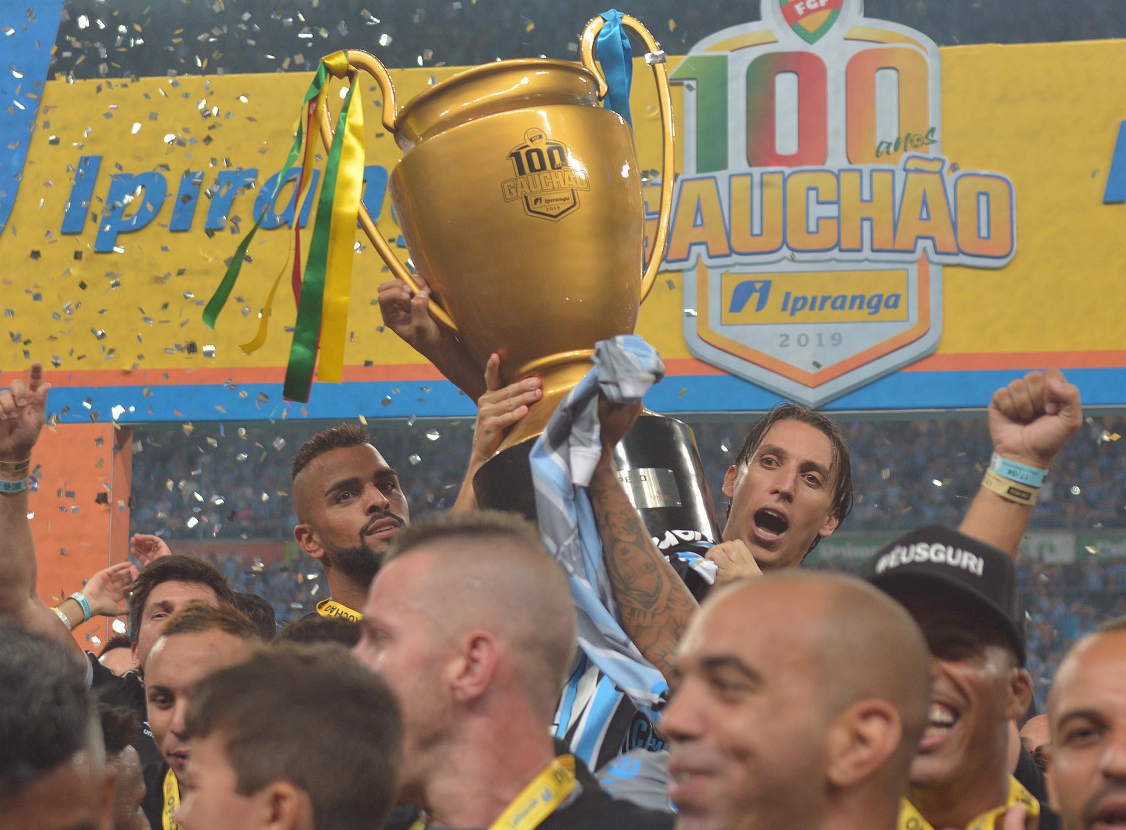 Maicon e Geromel levantaram a ta&ccedil;a do Gauch&atilde;o pelo Gr&ecirc;mio