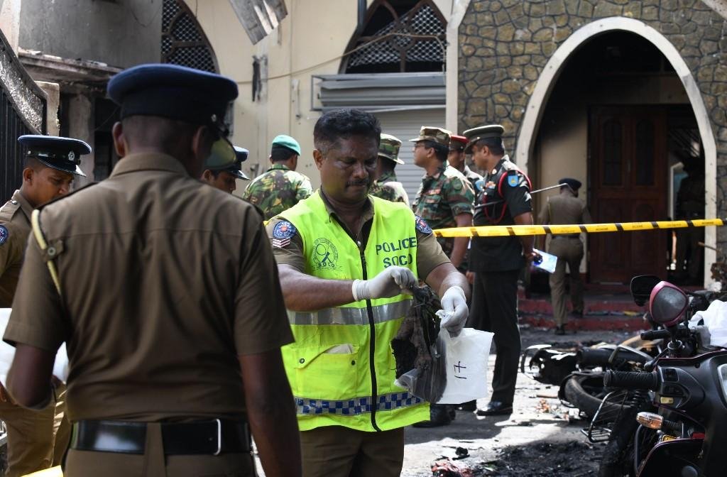 Autoridades do Sri Lanka realizam per&iacute;cia em um dos locais que foi atingido pelas explos&otilde;es