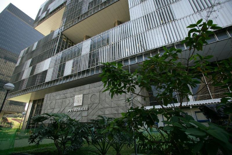 Governo diz que vai revisar os contratos de patroc&iacute;nio da Petrobras