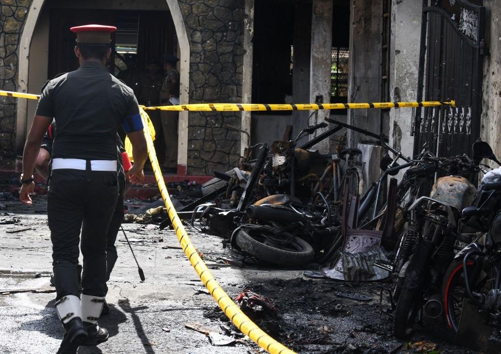 S&eacute;rie de explos&otilde;es simult&acirc;neas em tr&ecirc;s igrejas e tr&ecirc;s hot&eacute;is provocou a morte de mais de 200 pessoas