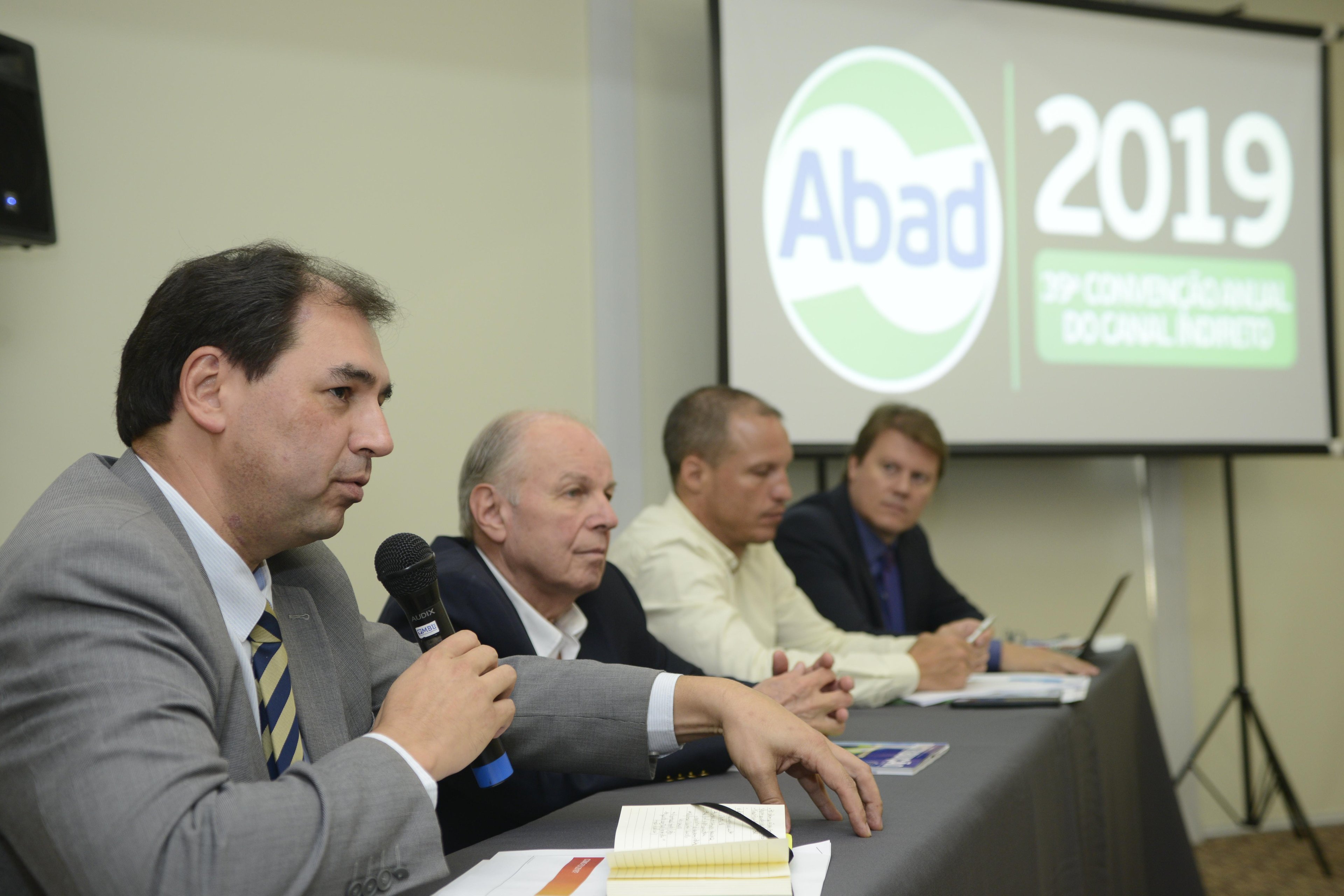 Setor atacadista e distribuidor brasileiro faturou R$ 261,8 bilh&otilde;es em 2018, uma movimenta&ccedil;&atilde;o que representou 53,6% do mercado