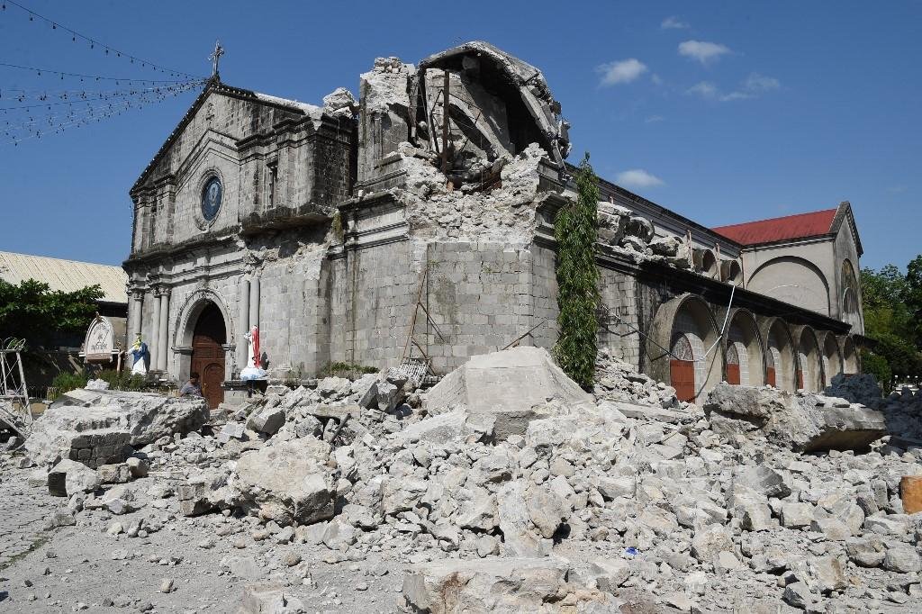 Terremoto danificou igrejas antigas que receberam milhares de fieis para Semana Santa