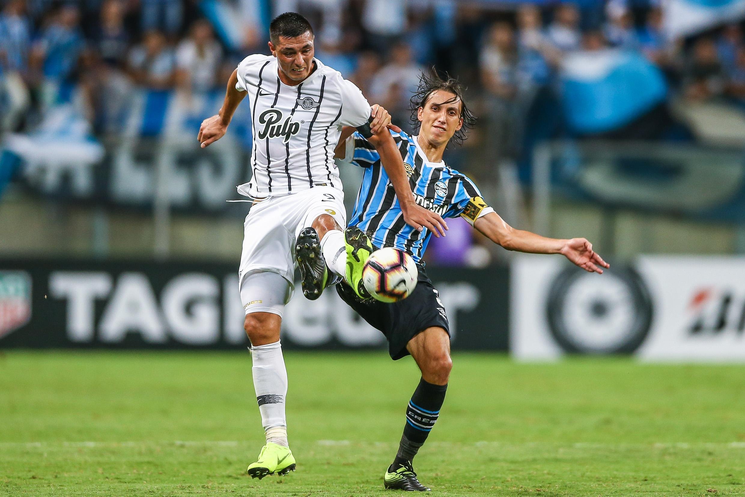 Gr&ecirc;mio foi derrotado no primeiro confronto contra os paraguaios, na Arena