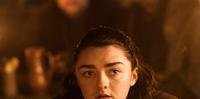 Na série, a personagem Arya Stark já é maior de idade