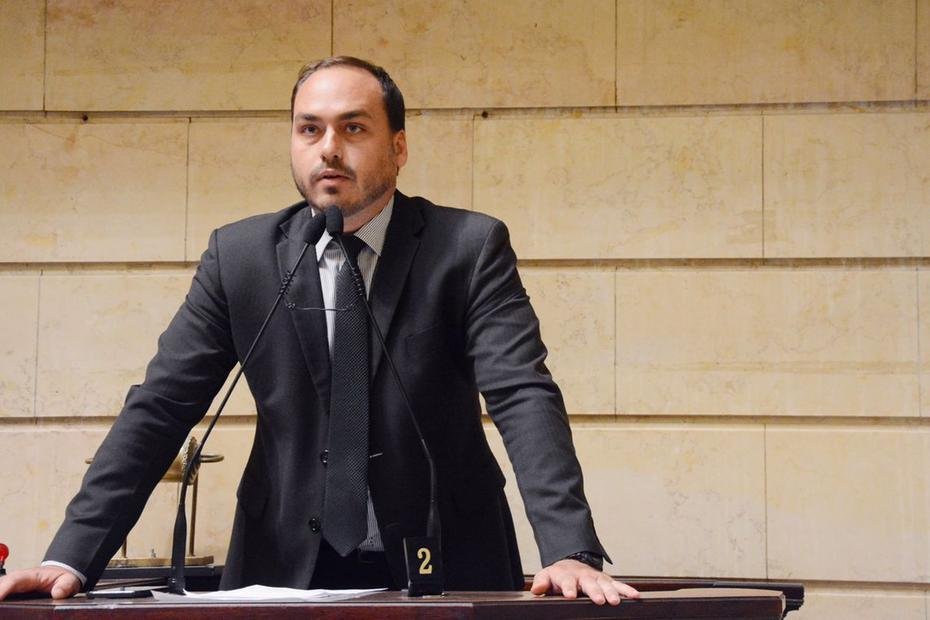 Nessa segunda-feira, Carlos j&aacute; havia condenado o vice-presidente por ter curtido um tu&iacute;te cr&iacute;tico a Jair Bolsonaro