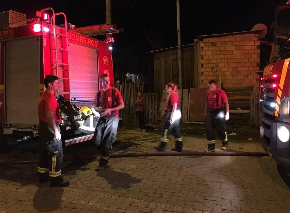 Corpo de Bombeiros foi acionado durante a madrugada desta quarta-feira