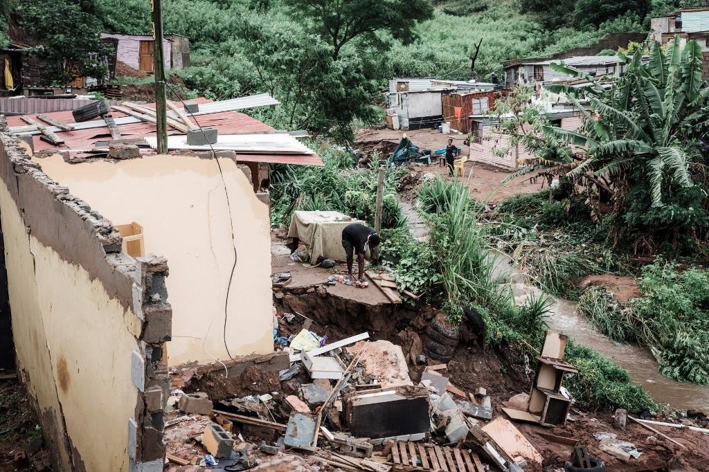 Equipes de socorro continuam trabalho em zonas afetadas por deslizamentos de terra