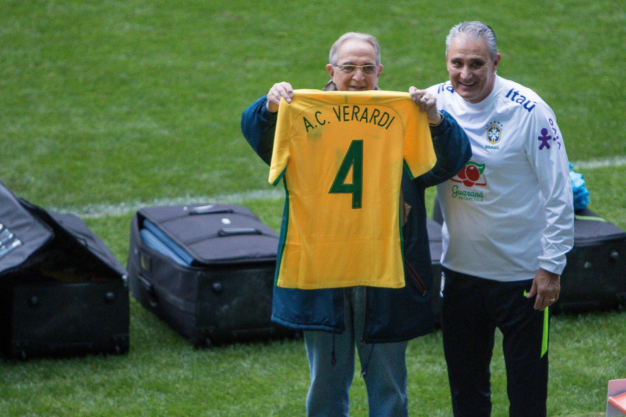 Dirigente foi homenageado pelo t&eacute;cnico Tite em 2017