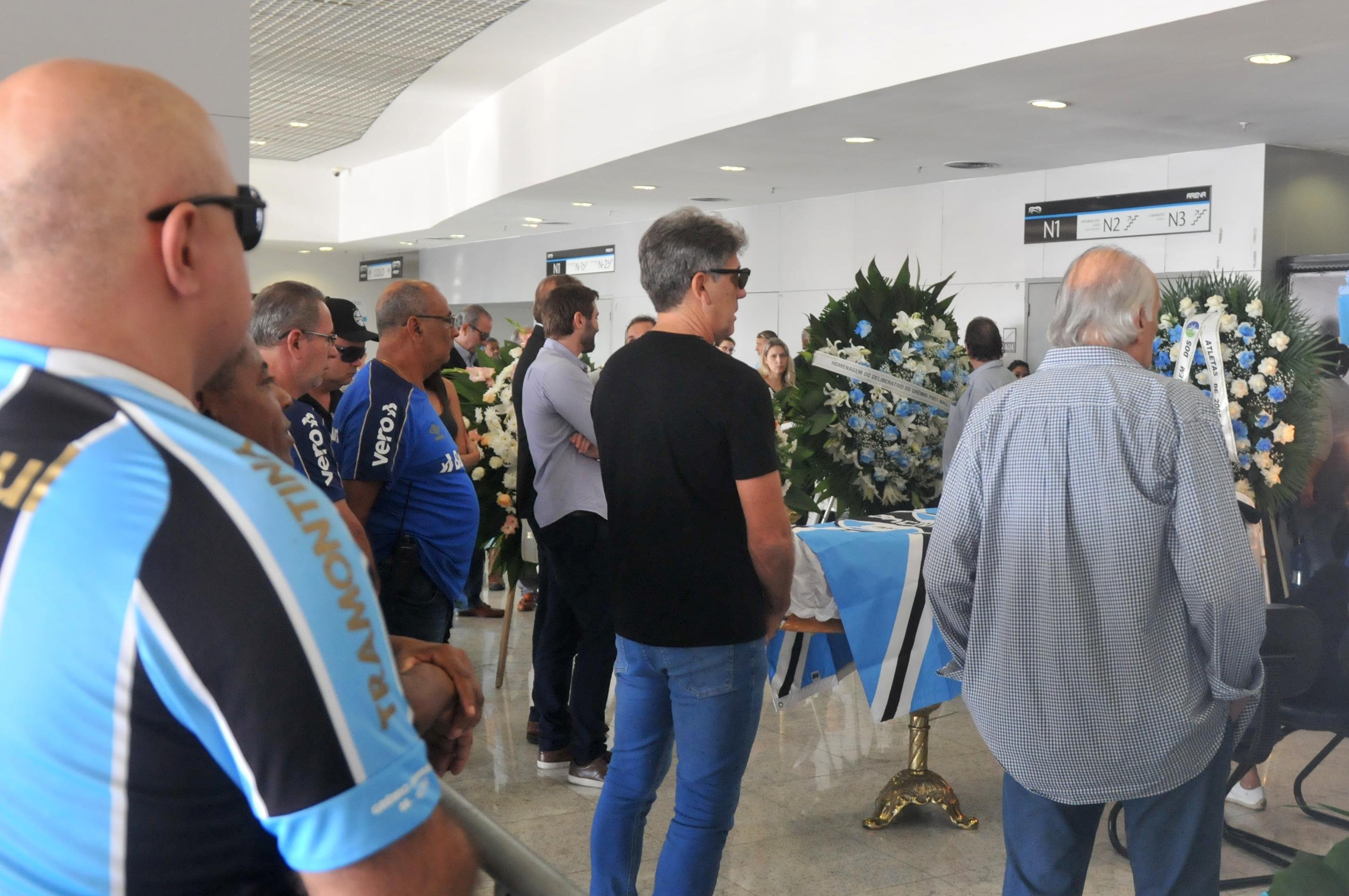 Bom n&uacute;mero de torcedores, jogadores, comiss&atilde;o t&eacute;cnica e ex-companheiros prestaram &uacute;ltima homenagem a Verardi