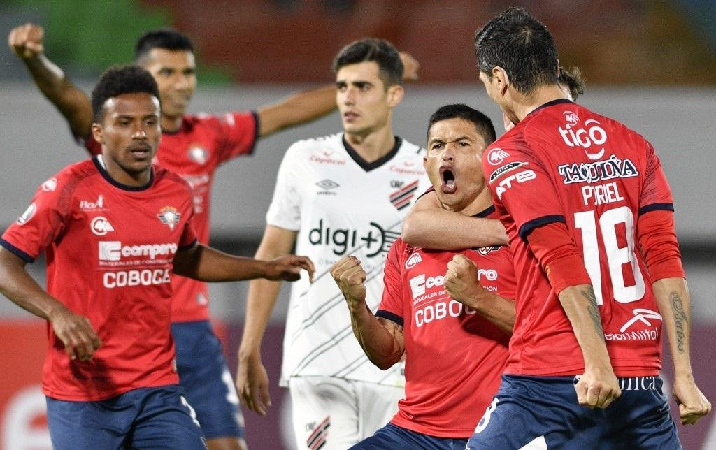 Bolivianos seguem vivos ap&oacute;s primeira vit&oacute;ria na competi&ccedil;&atilde;o