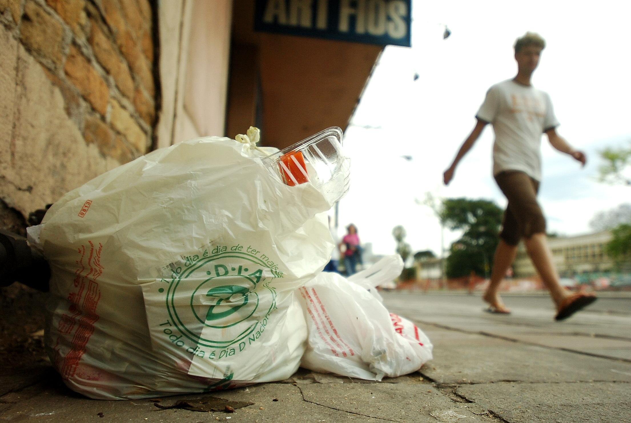 Uso de sacolas pl&aacute;sticas &eacute; questionado por vereador