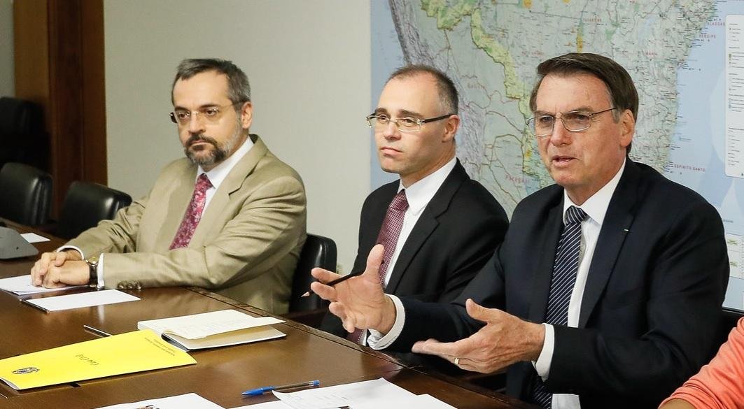 Ministro falou em v&iacute;deo ao vivo com o presidente