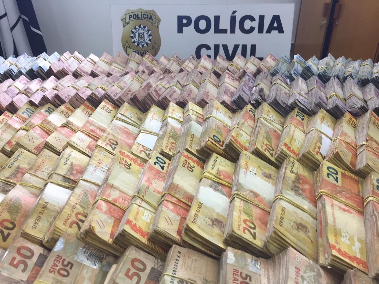 Dinheiro foi encontrado em um fundo falso do autom&oacute;vel
