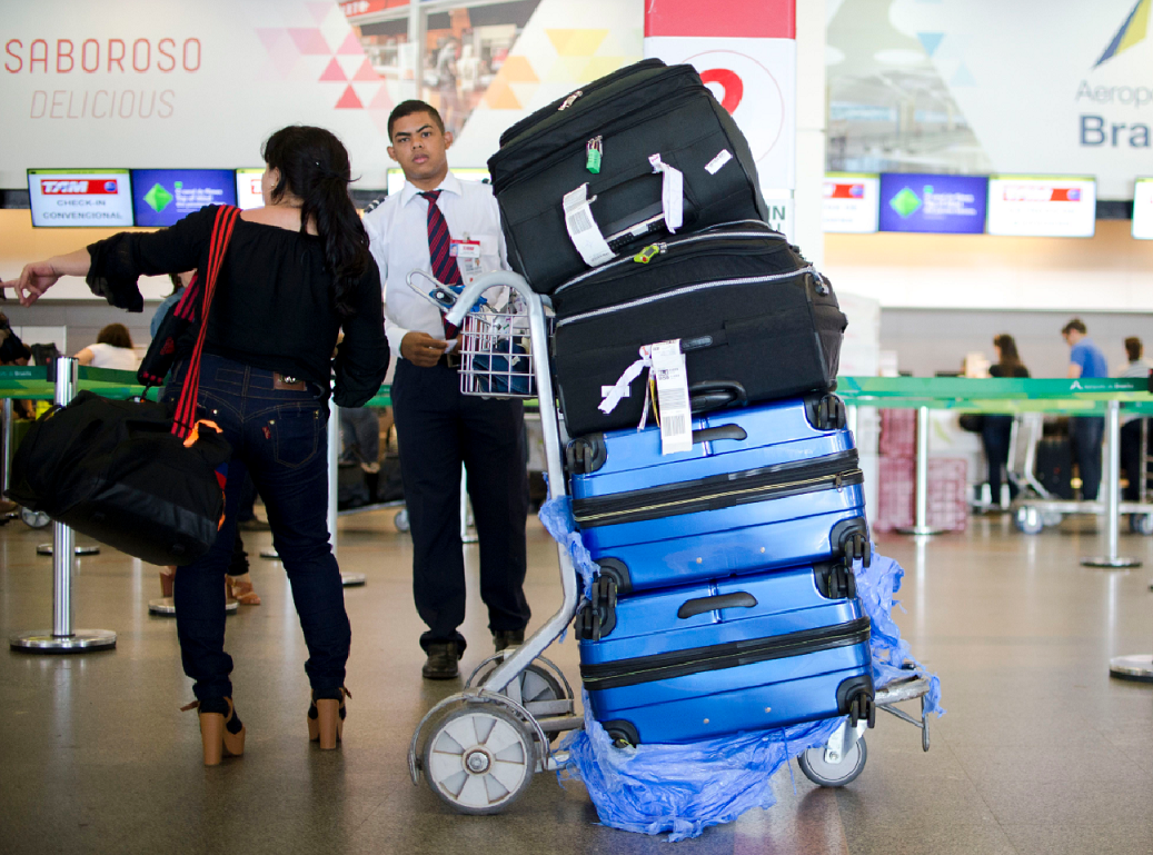 Medida torna as viagens cada vez mais caras, segundo Iata