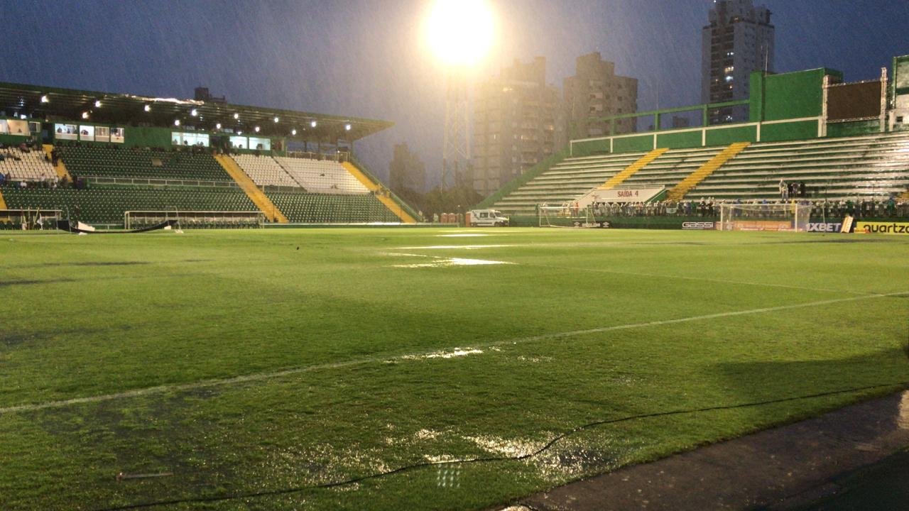 Uma hora e meia antes do in&iacute;cio da partida o gramado da Arena Cond&aacute; apresentava po&ccedil;as de &Aacute;gua