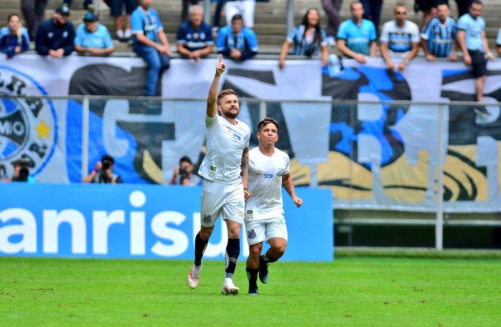 Sasha marcou o primeiro gol do Santos na Arena