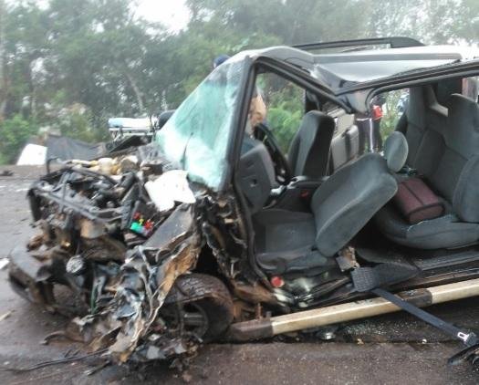 Um dos carros envolvidos no acidente teve a parte dianteira totalmente destru&iacute;da