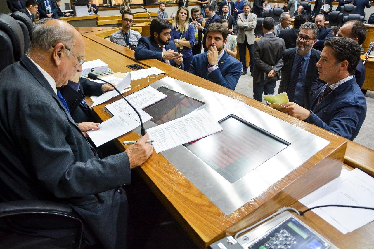Em abril, vereadores entraram madrugada debatendo projeto de IPTU