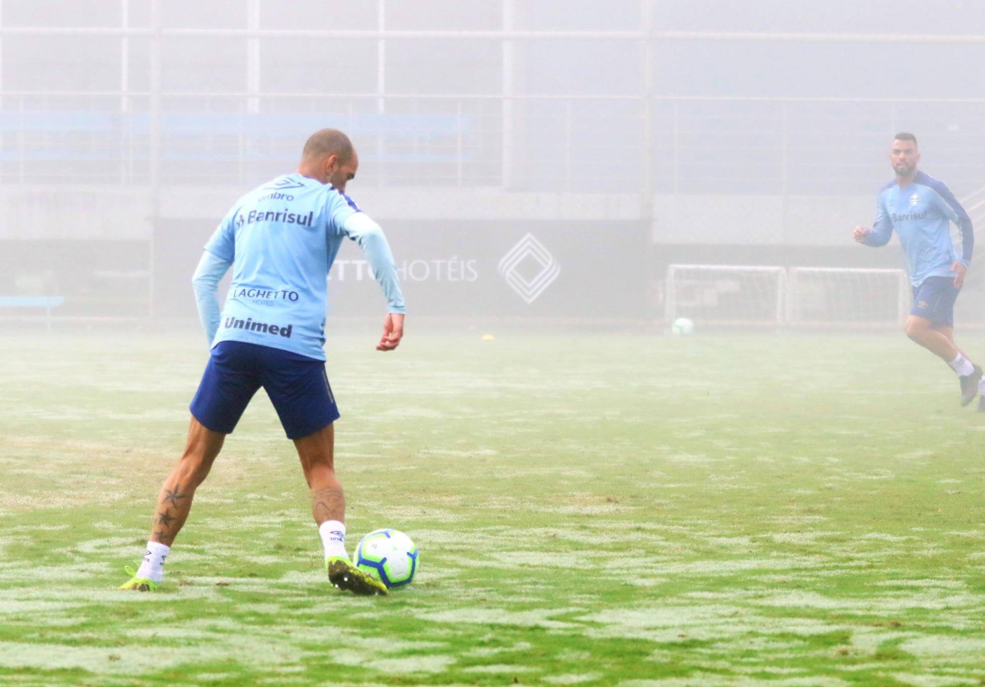 Treino da manh&atilde; do Gr&ecirc;mio foi marcado por forte cerra&ccedil;&atilde;o