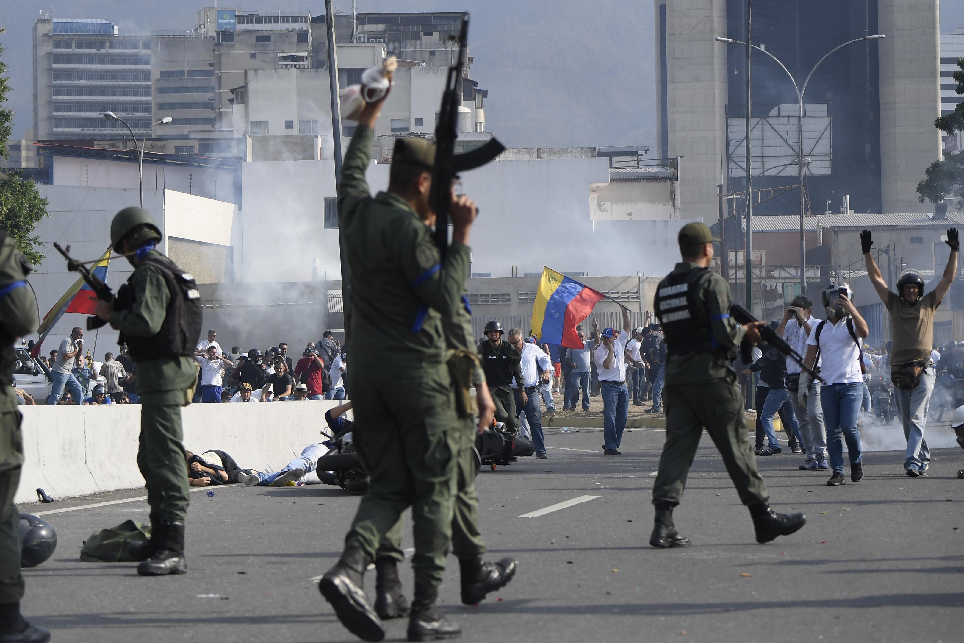 Militares e manifestantes entraram em confronto nas ruas de Caracas
