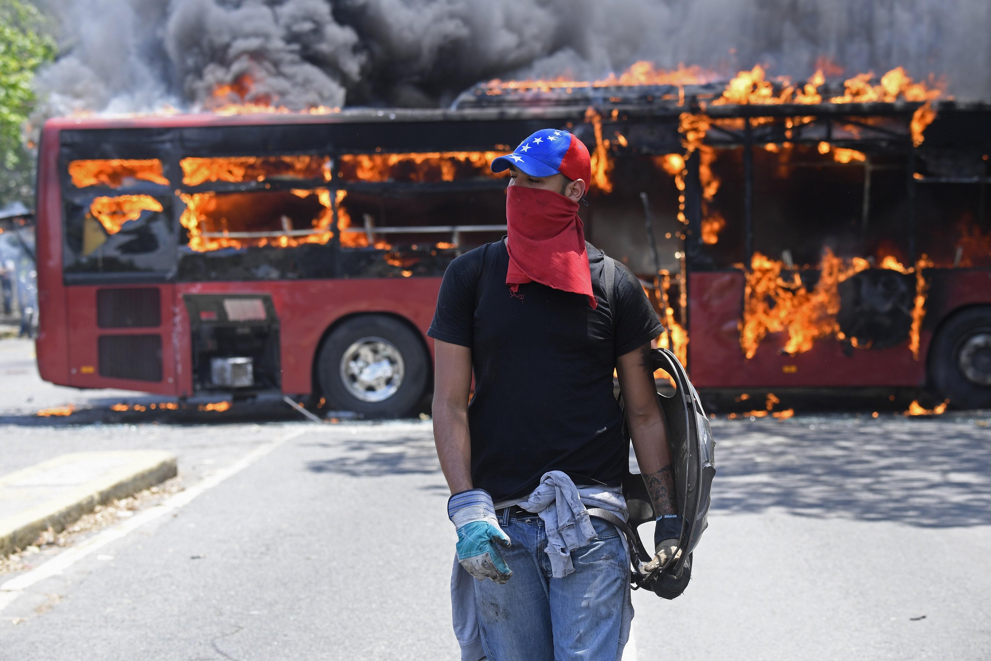Manifestantes sa&iacute;ram &agrave;s ruas em diferentes cidades do Pa&iacute;s para exigir a sa&iacute;da de Maduro do poder