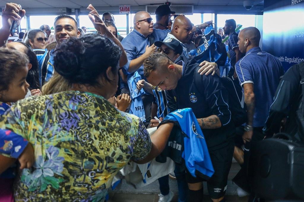 Jogadores do Gr&ecirc;mio tiveram intensa recep&ccedil;&atilde;o no aeroporto e na chegada ao hotel