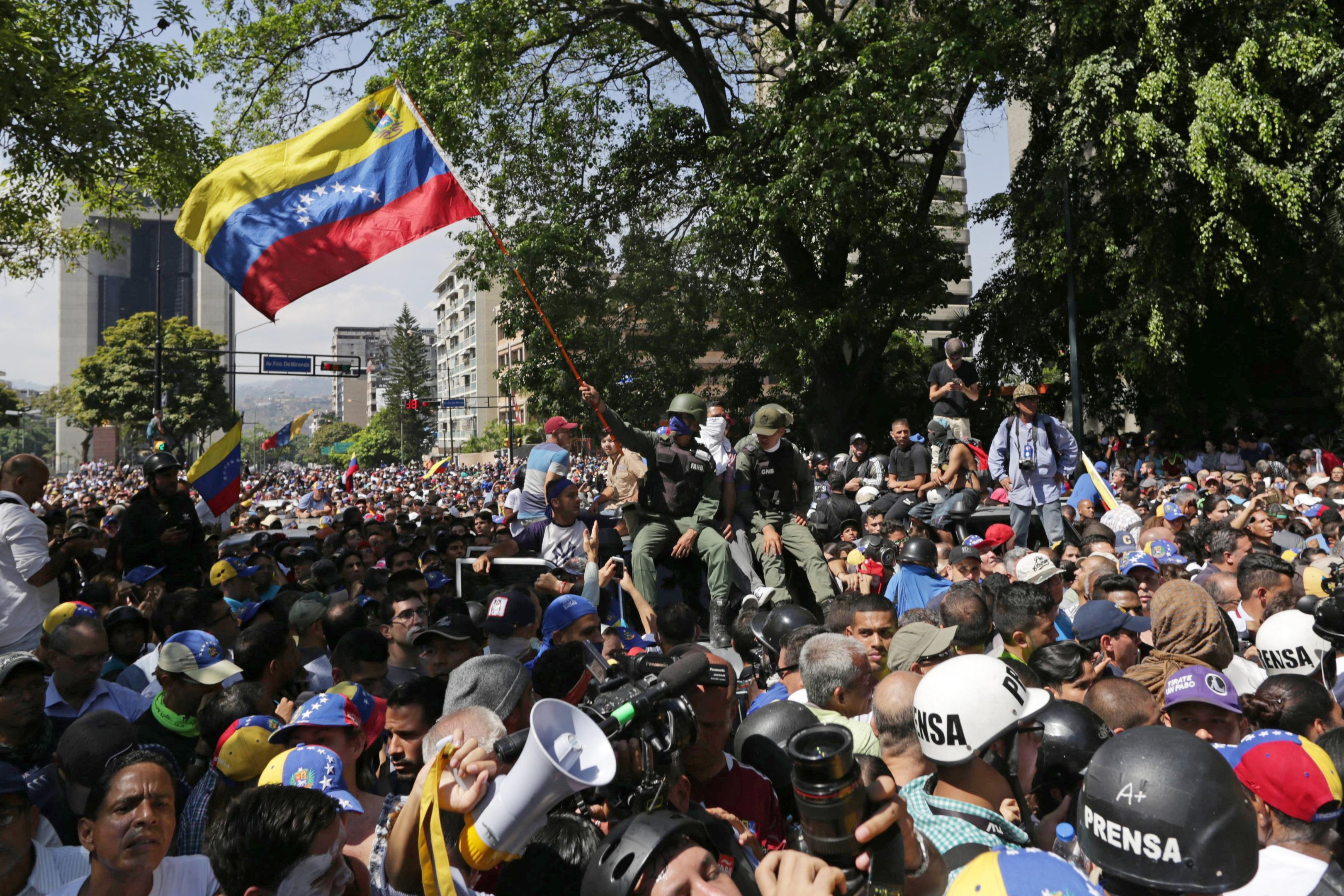 Juan Guaid&oacute; disse que tem o apoio de militares para destituir Nicol&aacute;s Maduro