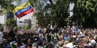Juan Guaidó disse que tem o apoio de militares para destituir Nicolás Maduro