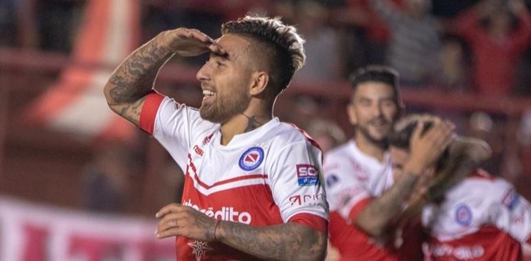 Argentinos Jrs. venceu jogo de ida por 2 a 0