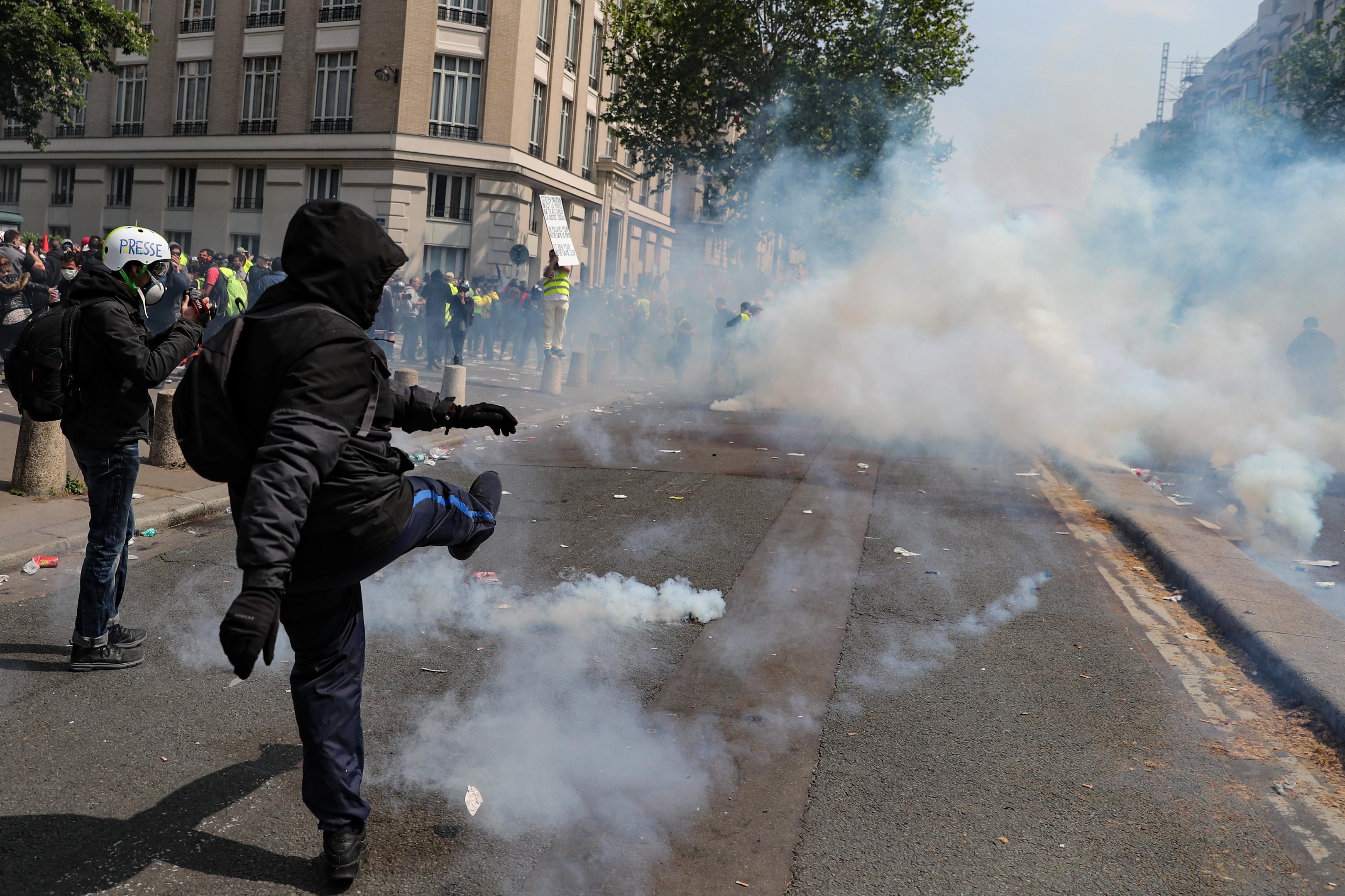 Pol&iacute;cia francesa disparou g&aacute;s lacrimog&ecirc;neo para afastar centenas de pessoas que aproveitaram as tradicionais manifesta&ccedil;&otilde;es do dia para protestar contra o presidente Emannuel Macron