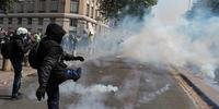 Polícia francesa disparou gás lacrimogêneo para afastar centenas de pessoas que aproveitaram as tradicionais manifestações do dia para protestar contra o presidente Emannuel Macron