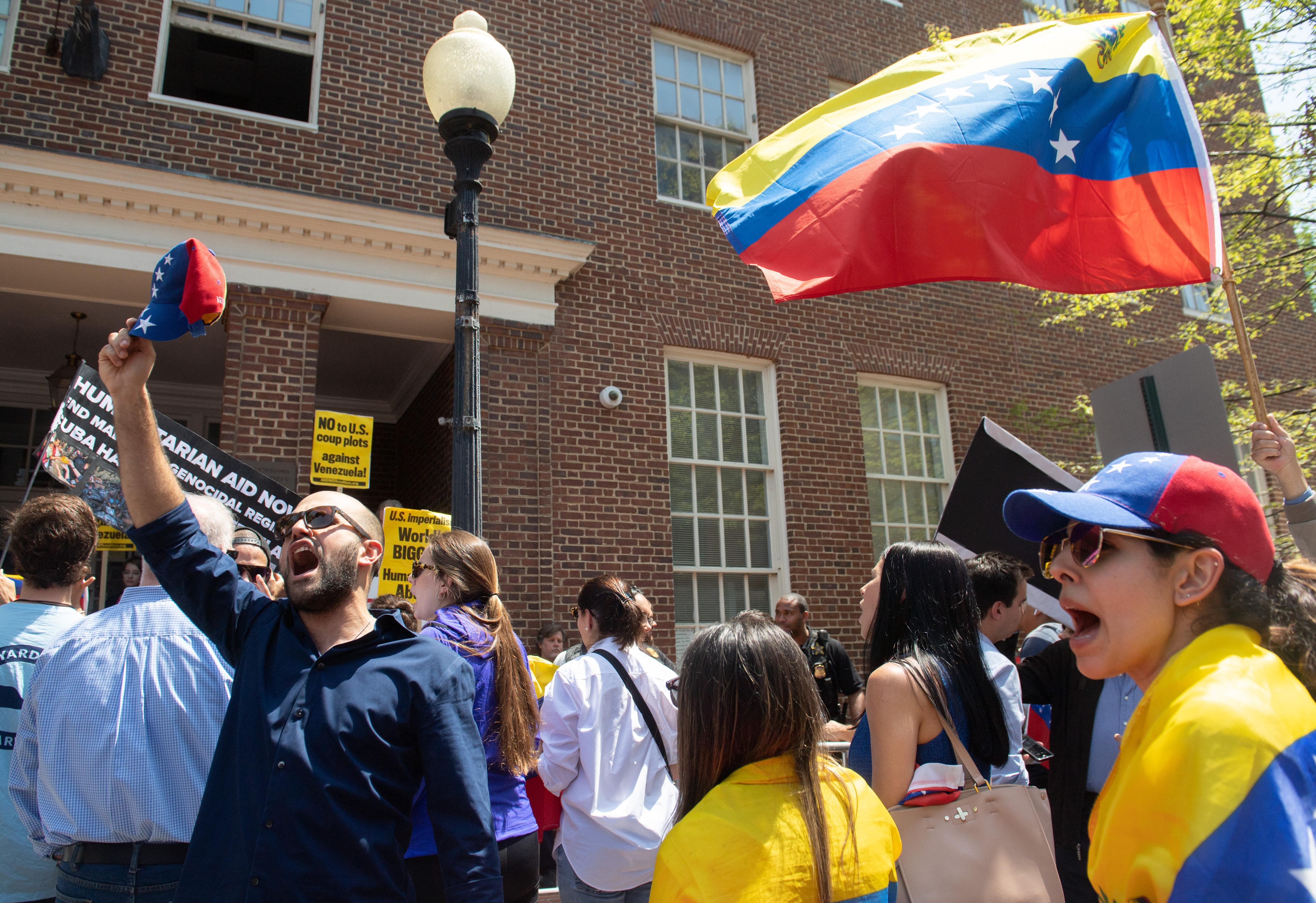 Manifestas pr&oacute; e contra Maduro tomaram se enfrentaram na Embaixada venezuelana em Washington
