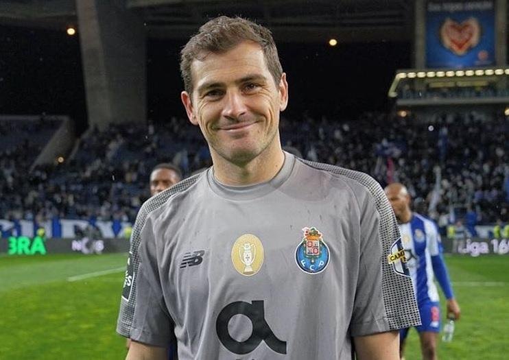 Iker Casillas teve de ser atendido &agrave;s pressas ap&oacute;s sofrer um infarto