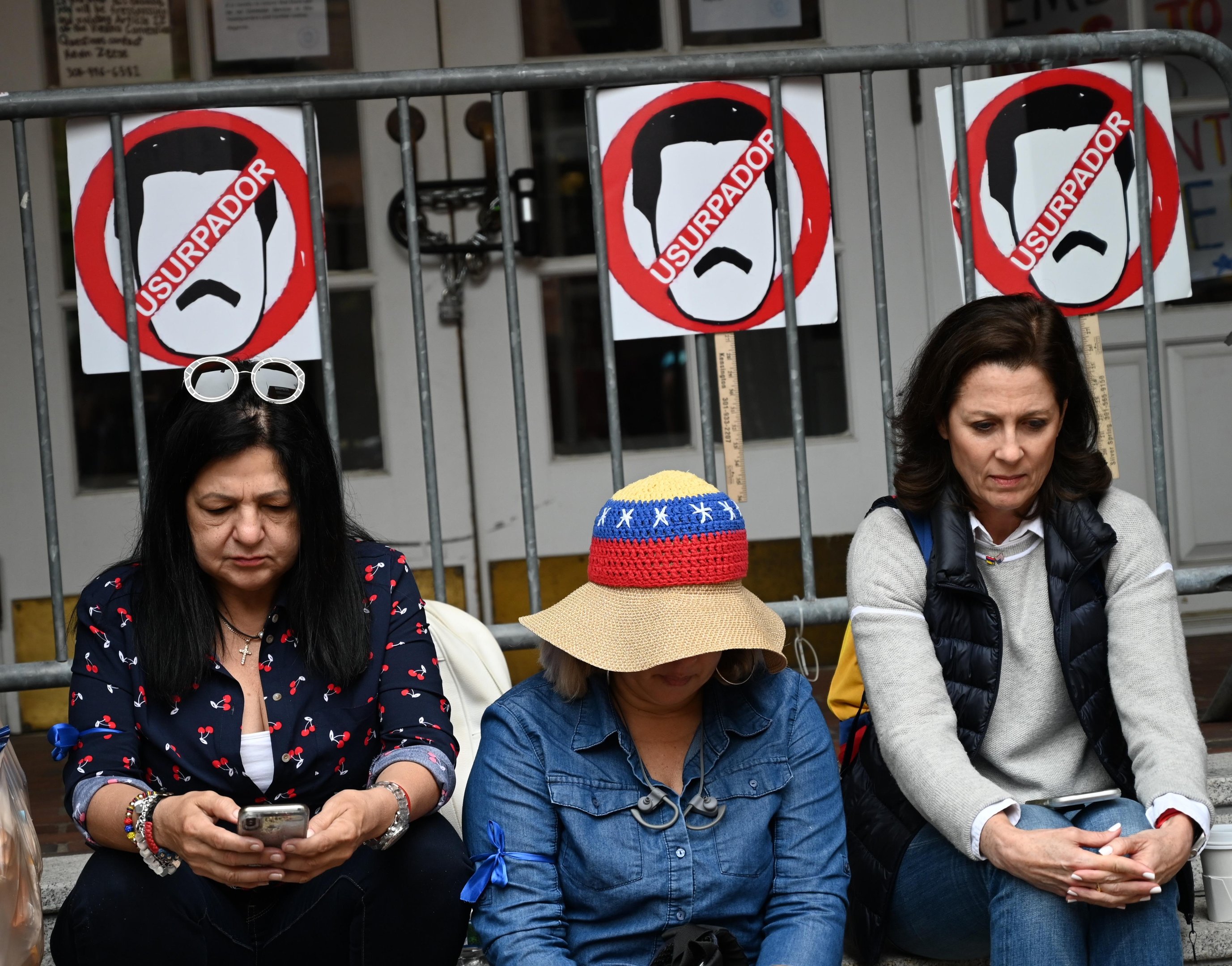 Ativistas venezuelanos protestam do lado de fora da embaixada do pa&iacute;s em Washington