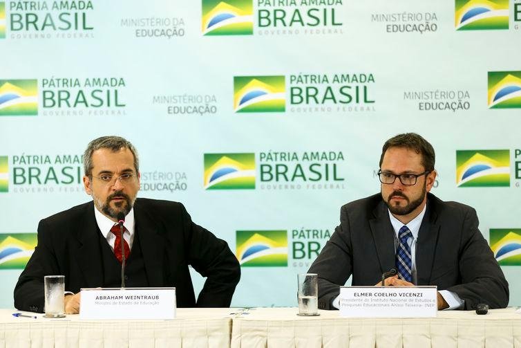 Abraham Weintraub (E) justificou decis&atilde;o de fazer avalia&ccedil;&atilde;o da alfabetiza&ccedil;&atilde;o por amostragem