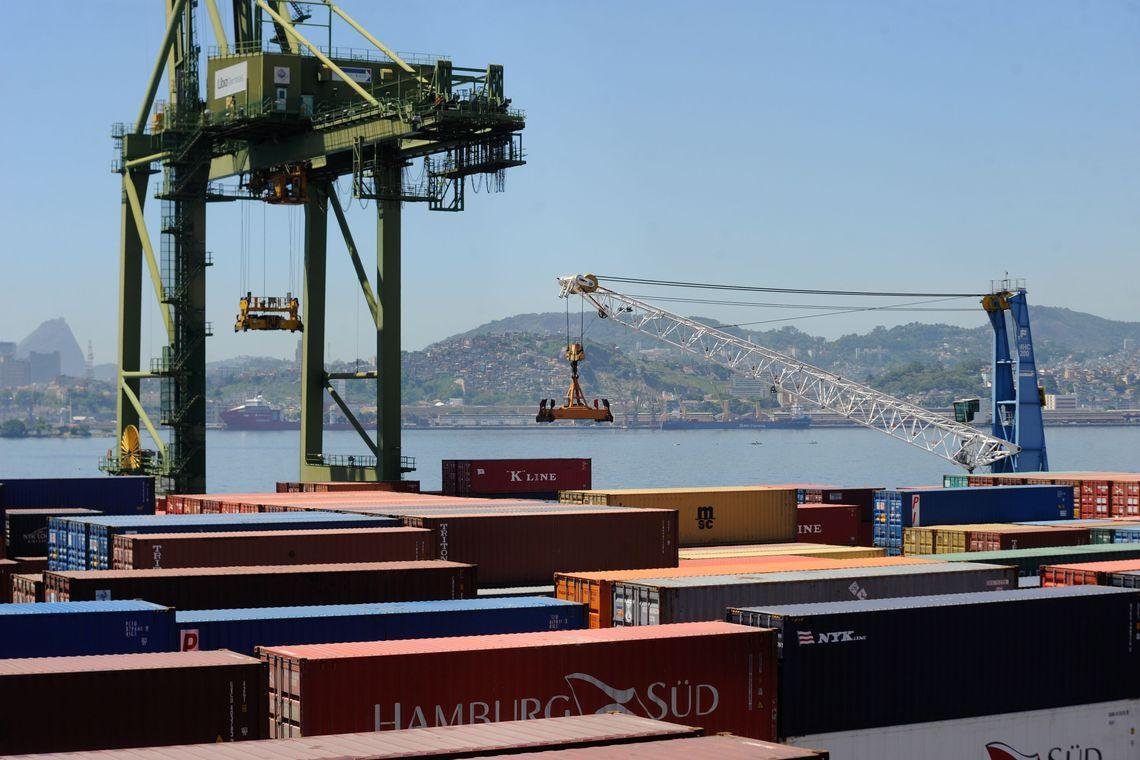Balan&ccedil;a comercial brasileira registrou superavit de US$ 6,061 bilh&otilde;es em abril