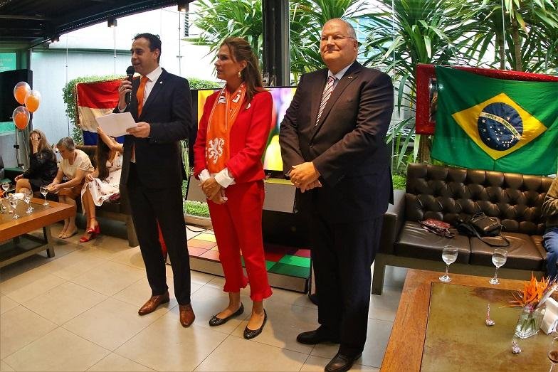 Da esquerda para a direita- Ricardo Posma, Ingrid de Kroes e ministro Roderick Wols