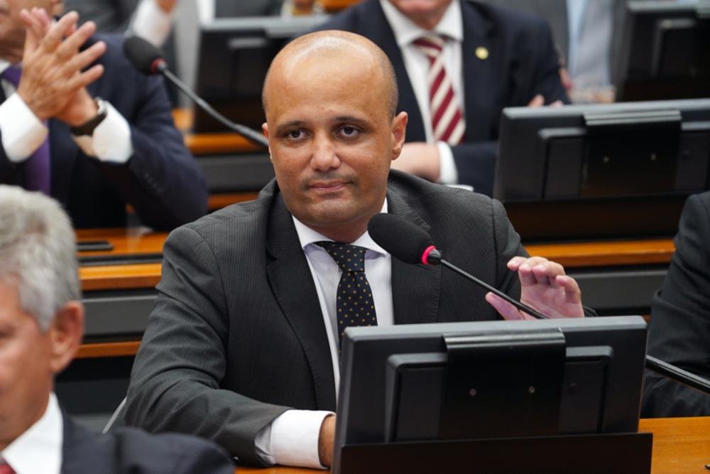 L&iacute;der do governo na C&acirc;mara, Major Vitor Hugo (PSL-GO), revelou que l&iacute;deres dos partidos de centro recha&ccedil;aram as declara&ccedil;&otilde;es do deputado Paulo Pereira da Silva
