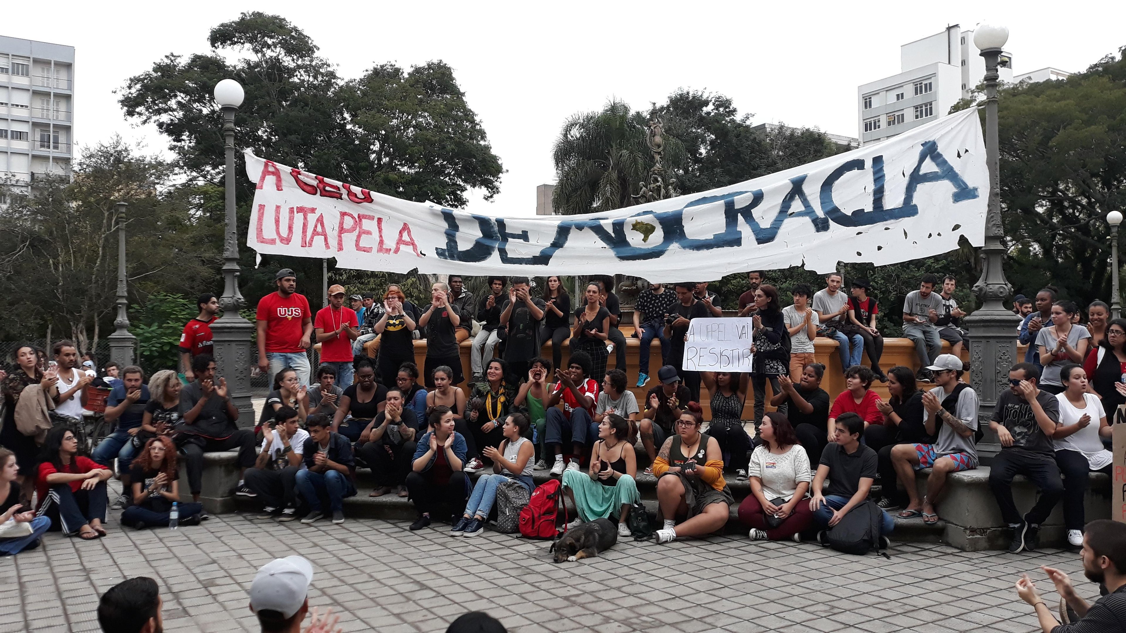 Estudantes sa&iacute;ram em defesa da UFPel