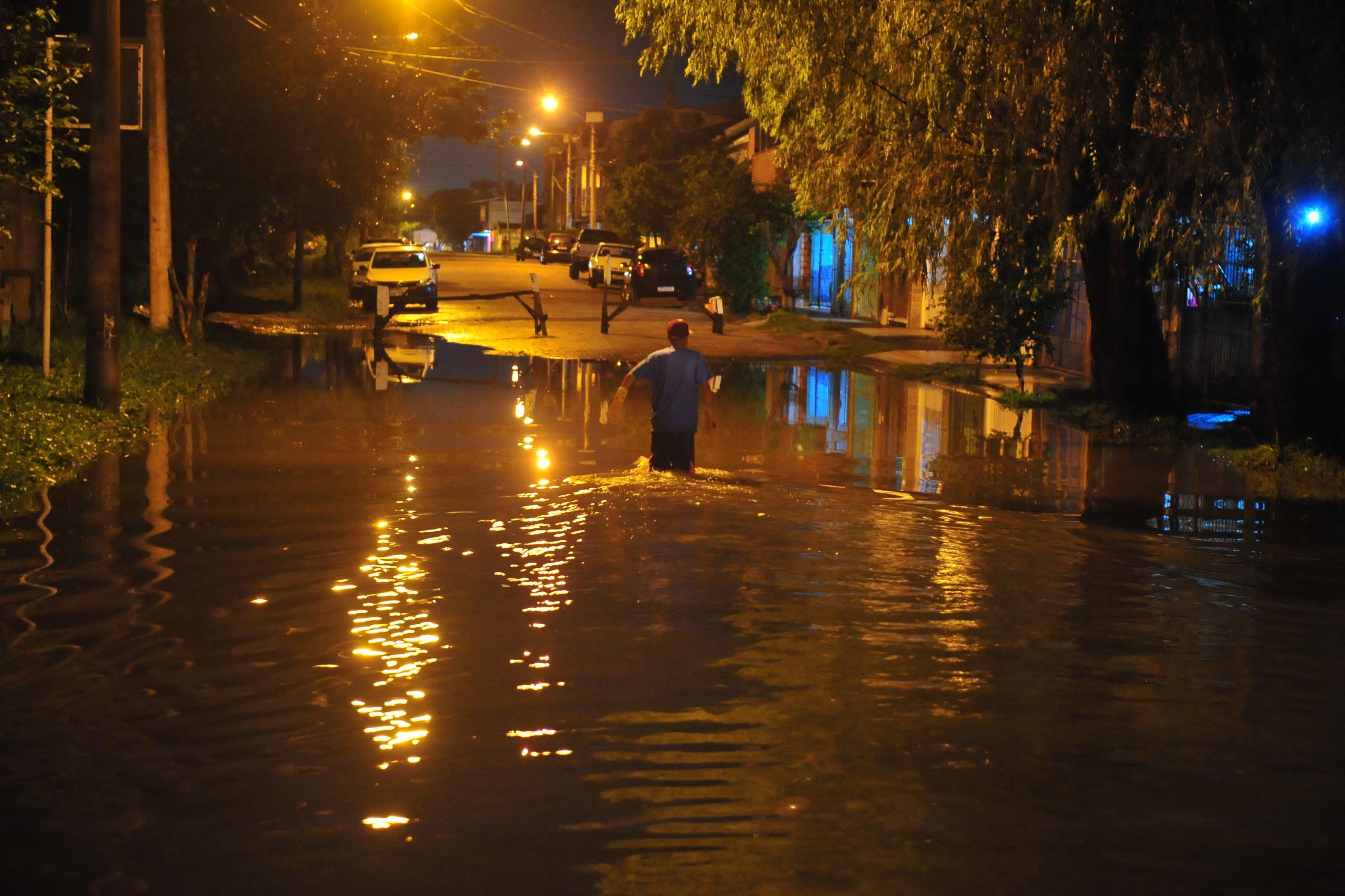 Regi&atilde;o do bairro Farrapos sofre com alagamentos